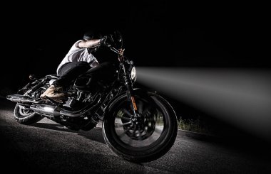 Motosiklet üzerinde gece adam koltuğa binmek.