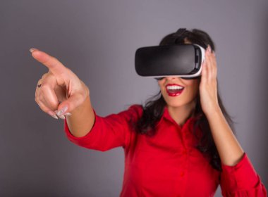 Sanal gerçeklik gözlüklü mutlu kadın.