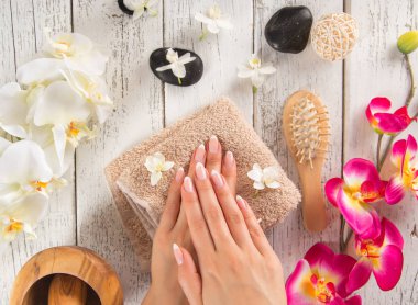 kadın güzel manikürlü tırnaklar.