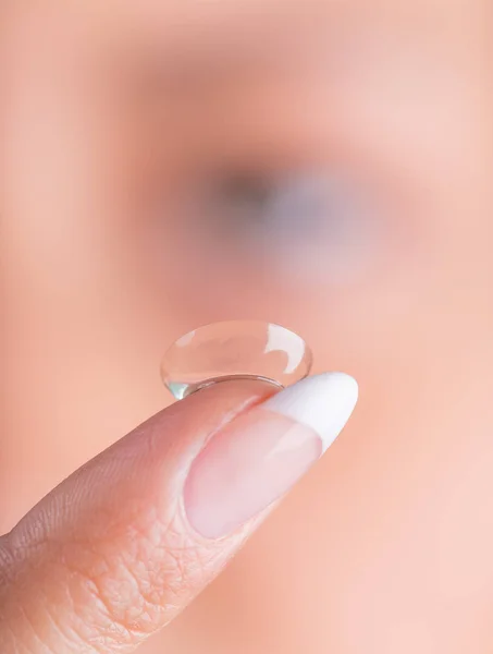 Ung kvinne med kontaktlinse på fingeren . – stockfoto