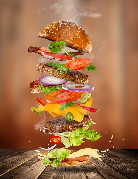 Stora läckra burger med flygande ingredienser. — Stockfoto