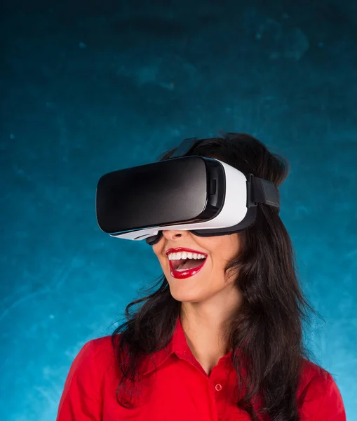 Mujer feliz con gafas de realidad virtual . — Foto de Stock