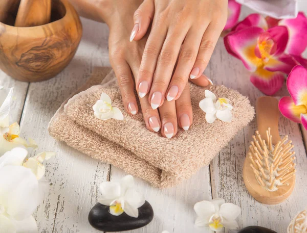 Vrouw met mooie verzorgde nagels. — Stockfoto