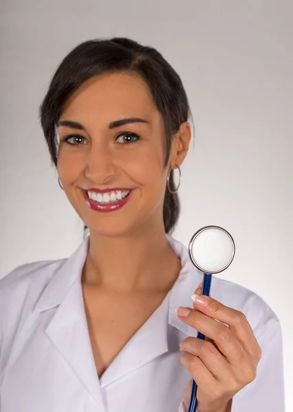 魅力的な若い女性医師の肖像. — ストック写真