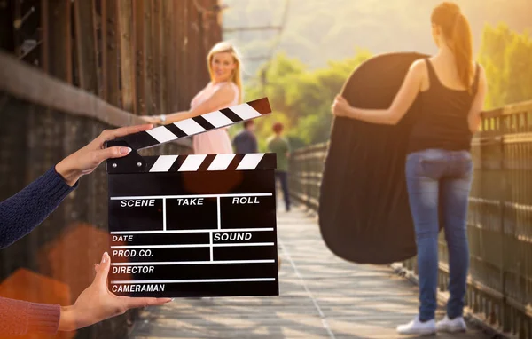 Clapperboard signo agarre por las manos femeninas . — Foto de Stock