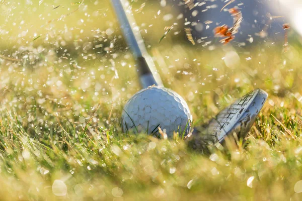 Chippen een golfbal op de green met golf club. — Stockfoto