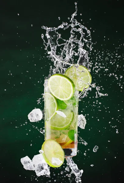 Frischer Mojito-Drink mit flüssigem Spritzer und Crushed Ice in Gefrierbewegung. — Stockfoto