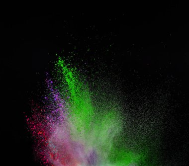 Siyah arkaplanda renkli barut patlaması.