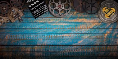 Sinema kavramı vintage film makaraları, Klaket ve projektör.