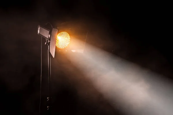 Luz de mancha de teatro no fundo preto . — Fotografia de Stock