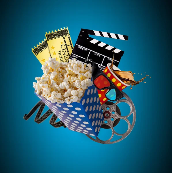 Pop-corn, bilety do kina, clapperboard i innych rzeczy w ruchu. — Zdjęcie stockowe