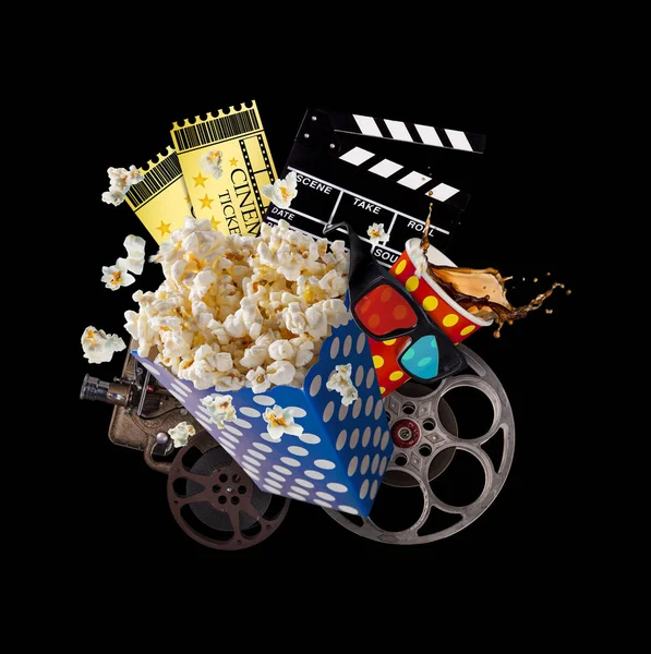 Popcorn, Kinokarten, Clapperboard und andere Dinge in Bewegung. — Stockfoto