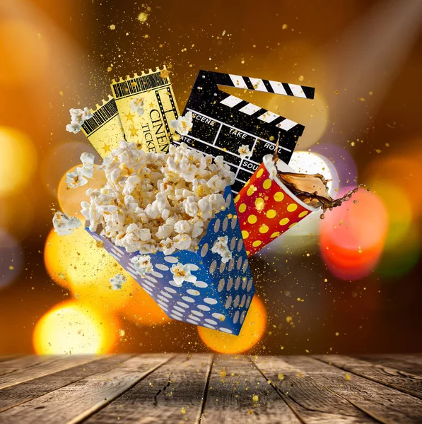 Pop-corn, entradas para películas, clapperboard y otras cosas en movimiento . —  Fotos de Stock