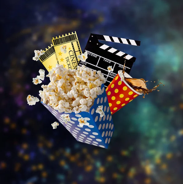 Pop-corn, bilety do kina, clapperboard i innych rzeczy w ruchu. — Zdjęcie stockowe