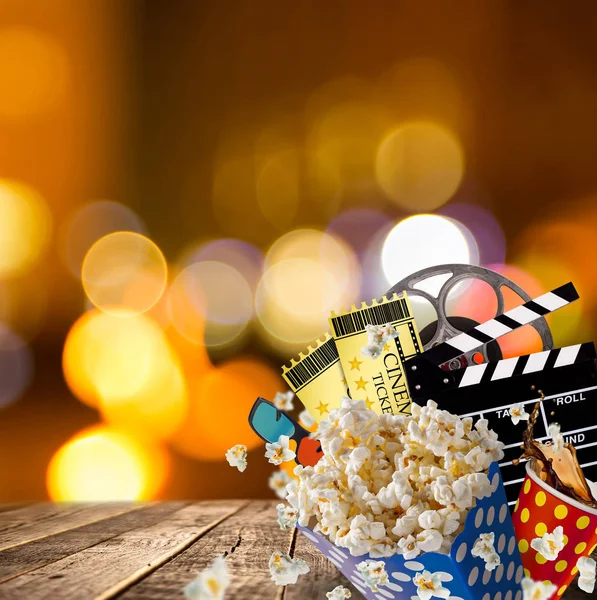Popcorn, Kinokarten, Clapperboard und andere Dinge in Bewegung. — Stockfoto