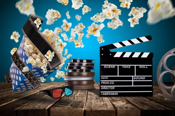 Popcorn, Kinokarten, Clapperboard und andere Dinge in Bewegung. — Stockfoto
