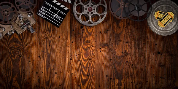 Concept de cinéma de bobines de film vintage, clapperboard et projecteur . — Photo