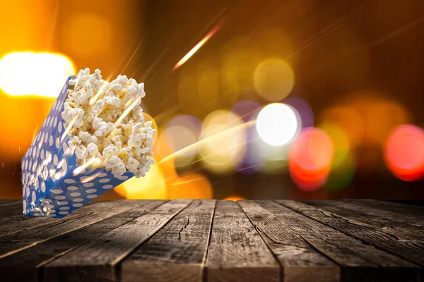 Dozen van popcorn op oude houten tafel. — Stockfoto