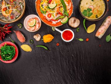 Çeşitli Asya yemek rustik arka plan, üstten görünüm, metin için yer.