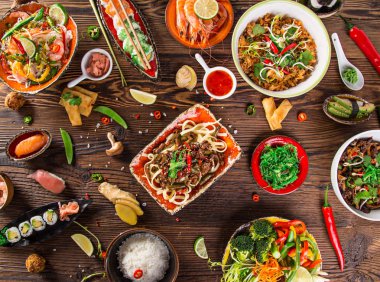 Çeşitli Asya yemek rustik arka plan, üstten görünüm, metin için yer.