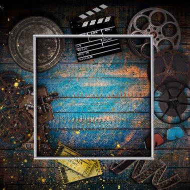 Klasik film makaraları, alkışlar ve diğer araçların sinema konsepti.