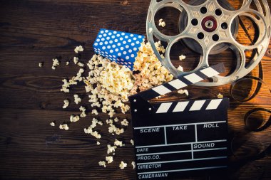 Sinema konsepti vintage film reel patlamış mısır ile.