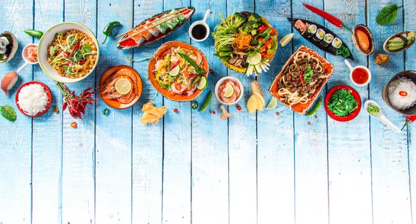 Verschiedene asiatische Gerichte auf rustikalem Hintergrund, Draufsicht, Platz für Text. — Stockfoto