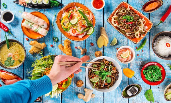 Vari pasti asiatici su sfondo rustico, vista dall'alto, posto per il testo . — Foto Stock