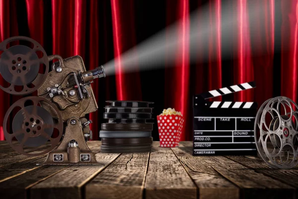 Conceito de cinema de bobinas de filme vintage, clapperboard e projetor . — Fotografia de Stock