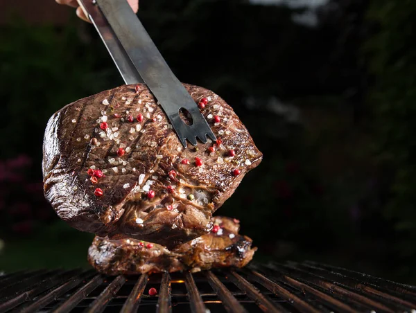Hovězí steaky na grilu s plamenama — Stock fotografie