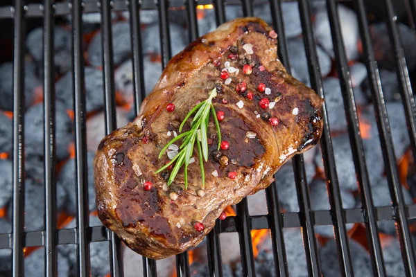 Bifes de carne na grelha com chamas — Fotografia de Stock