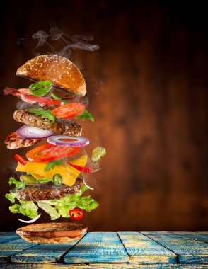 Malzemeler uçan ile büyük lezzetli burger.