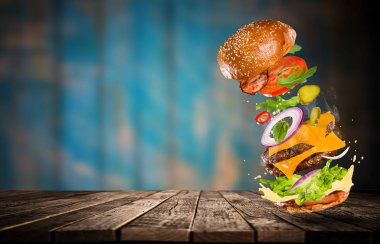 Malzemeler uçan ile büyük lezzetli burger.