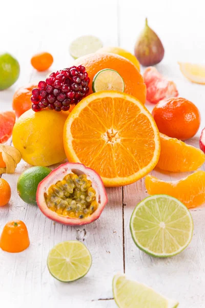 Citrusfrukter på vitt träbord. — Stockfoto