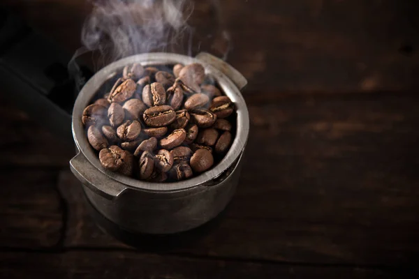 Färska kaffebönor i kaffebryggare. — Stockfoto