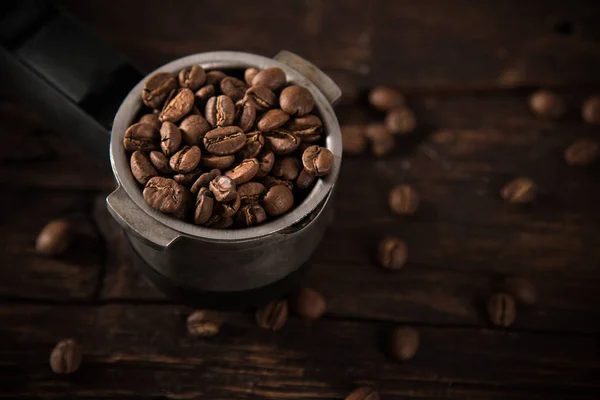 Färska kaffebönor i kaffebryggare. — Stockfoto