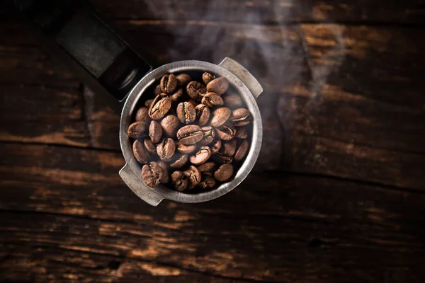 Färska kaffebönor i kaffebryggare. — Stockfoto