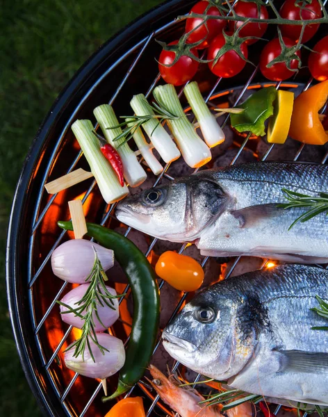 Barbecue grill avec des poissons de mer, gros plan . — Photo