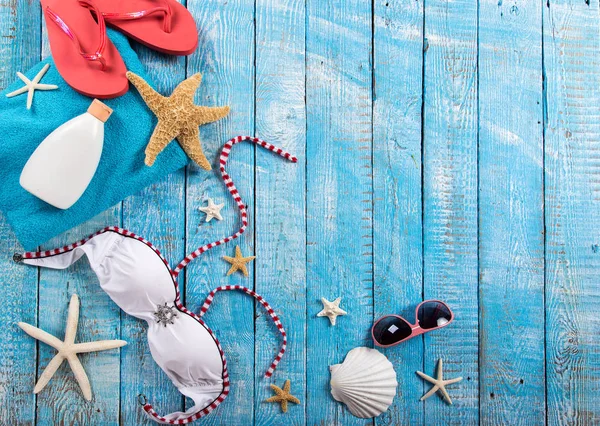 Beauty bikini and accessories on rustic wooden table. — Stock Photo, Image