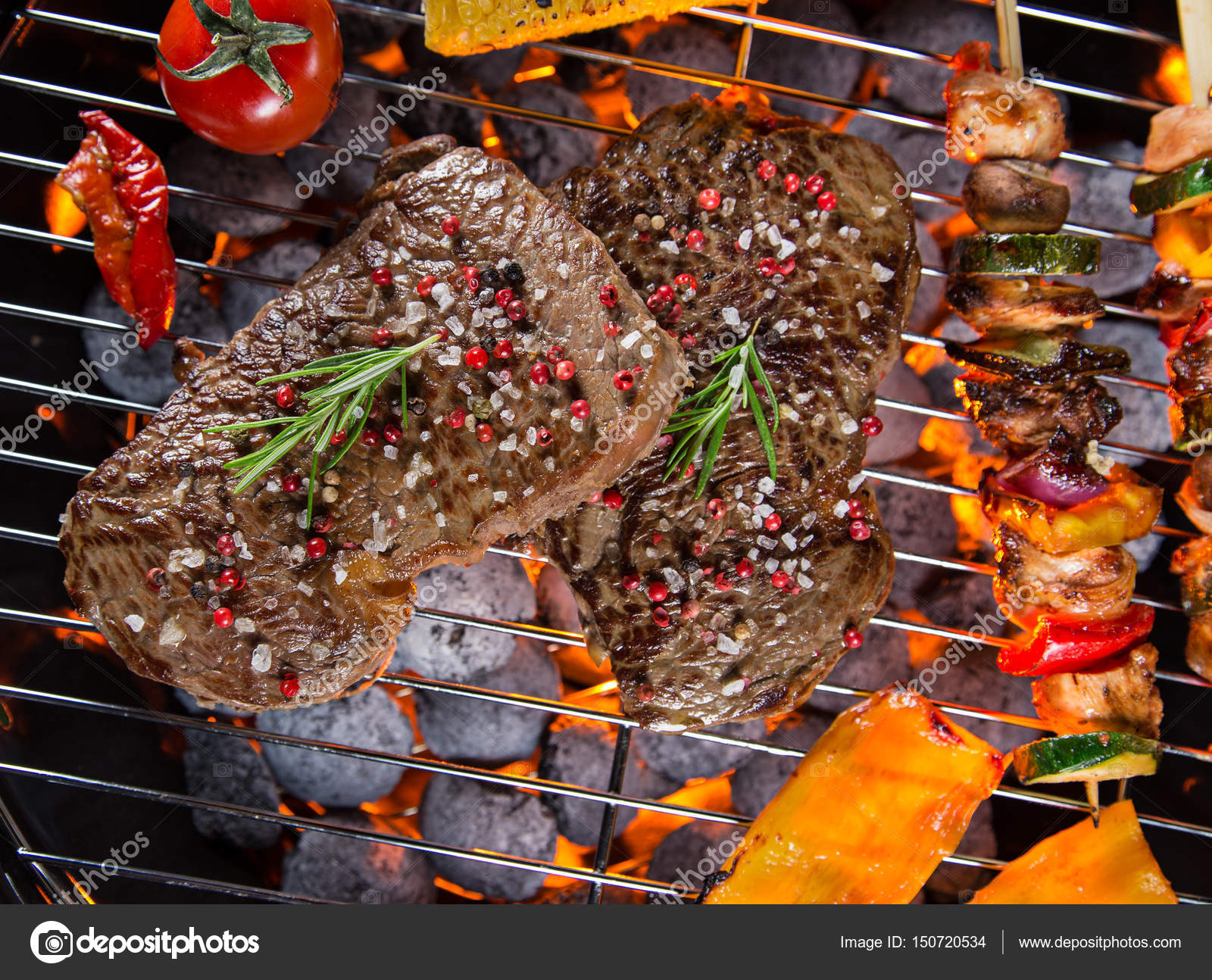 Filete De Pollo Y Cerdo A La Parrilla En Una Barbacoa De Carbón E Imagen  Para Descarga Gratuita - Pngtree, image size:1600x1294