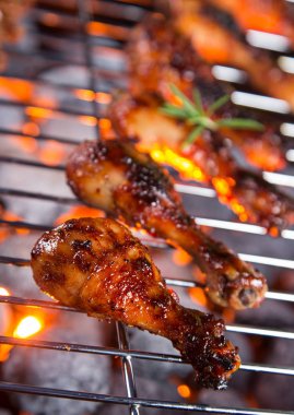Barbekü Izgara tavuk budu, yakın çekim.