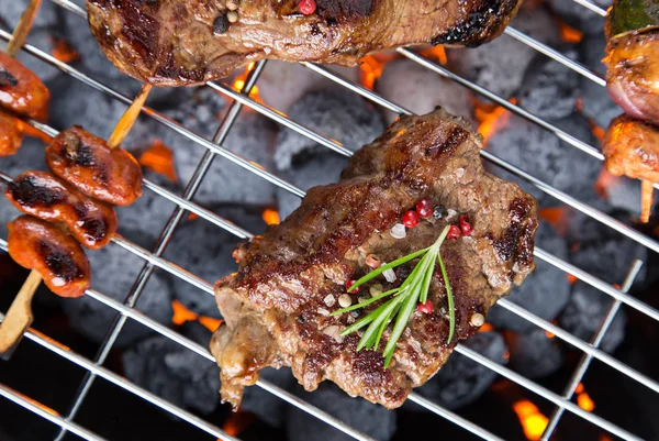 Barbecue grill avec steaks de bœuf, gros plan . — Photo