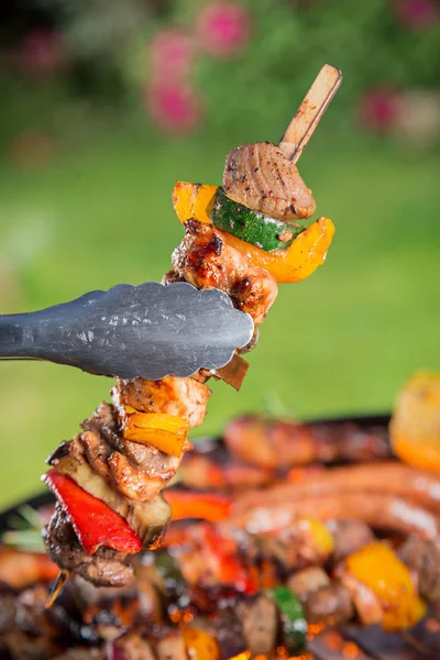 Гриль барбекю зі смачними шампурами, крупним планом . — стокове фото