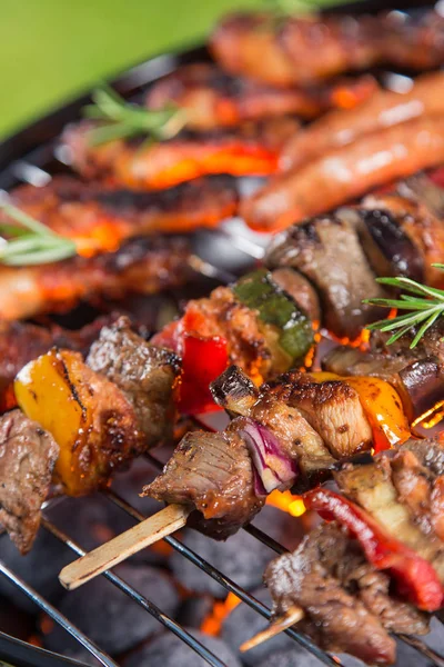 Barbecue grill met lekkere spiesjes, close-up. — Stockfoto