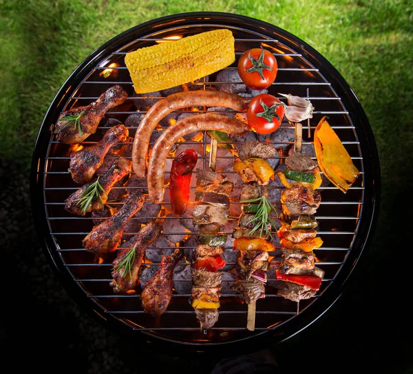 Barbecue grill avec brochettes savoureuses, gros plan. — Photo