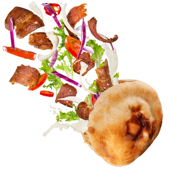 Sanduíche de Kebab com ingredientes voadores . — Fotografia de Stock