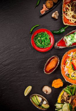 Çeşitli Asya yemek rustik arka plan, üstten görünüm, metin için yer.