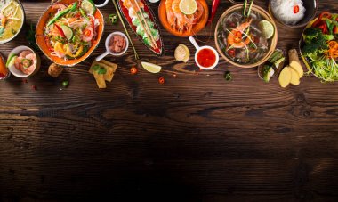 Çeşitli Asya yemek rustik arka plan, üstten görünüm, metin için yer.