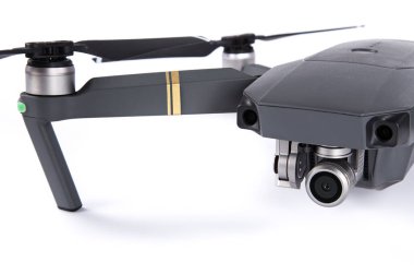 İle DJI indeks işlem Mavic Pro dron: Prag 4 Mayıs 2017. Portre, beyaz arka plan üzerinde. Bir 4k ile piyasada, dron en taşınabilir ultra hd.