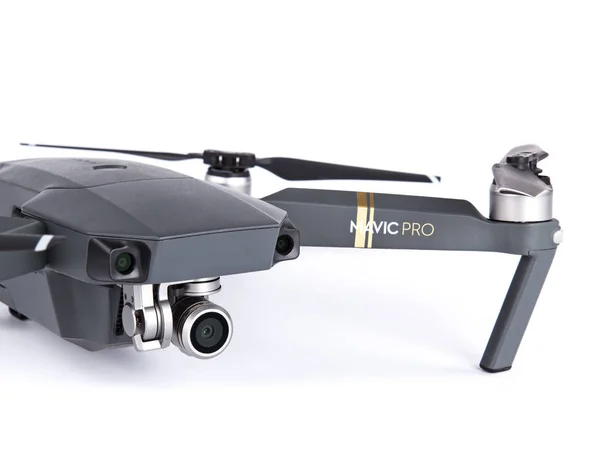 DJI Mavic Pro drone: Praga MAIO 4, 2017. Fechar, no fundo branco. Um dos drones mais portáteis do mercado, com 4k ultra hd . — Fotografia de Stock